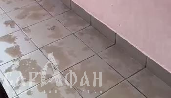 В подъезде и на улице: с наступлением каникул краснодарские школьники не выпускают из рук яйца 