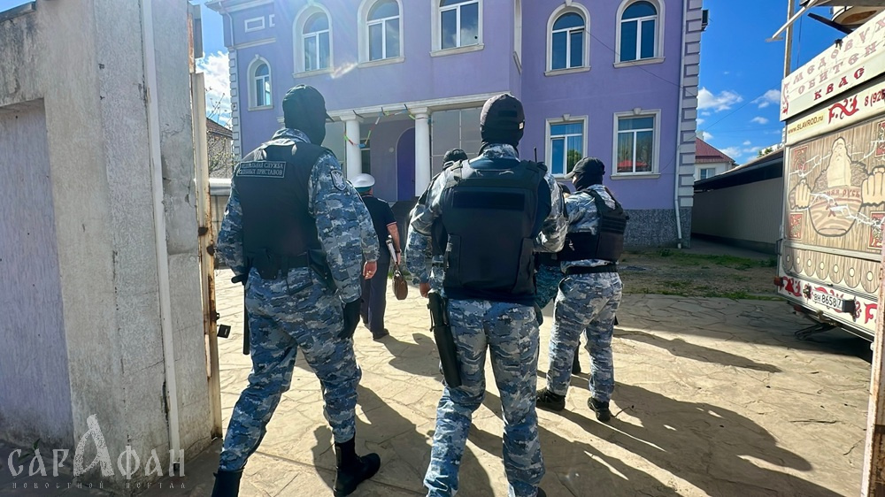 В Краснодаре ровняют с землей дом тайной организации, где ютились 100 человек
