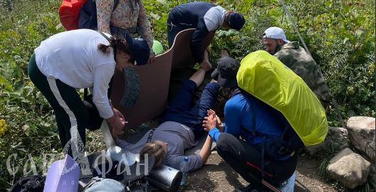 Потемнело в глазах и обмякла: в Сочи туристы тащили на себе девушку, спеша к вертолету спасателей