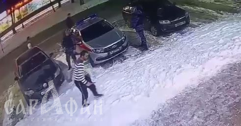 Угрожал и размахивал ножом: на Кубани приезжий жестоко обошелся с подростками на остановке и сопротивлялся полиции 