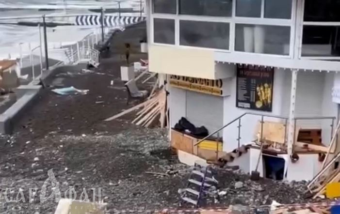 Пятиметровые волны ничего не щадят на пути: власти прокомментировали ситуацию с разрушенной стихией набережной в Сочи