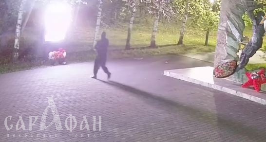 В балаклаве и с кувалдой: заключен под стражу вандал, разгромивший памятник бойцам СВО 