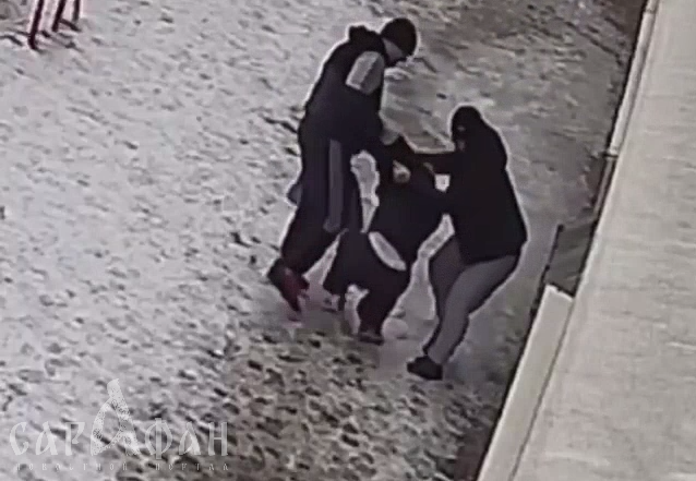 В Краснодаре двое мужчин скрутили и затолкали девушку в подъезд многоэтажки: похищение или недобровольная госпитализация? 