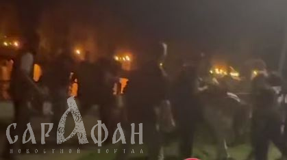 Пинали на земле  и держали толпой в воздухе: на Кубани романтику заката у водоема омрачило беспощадное месиво из тел 