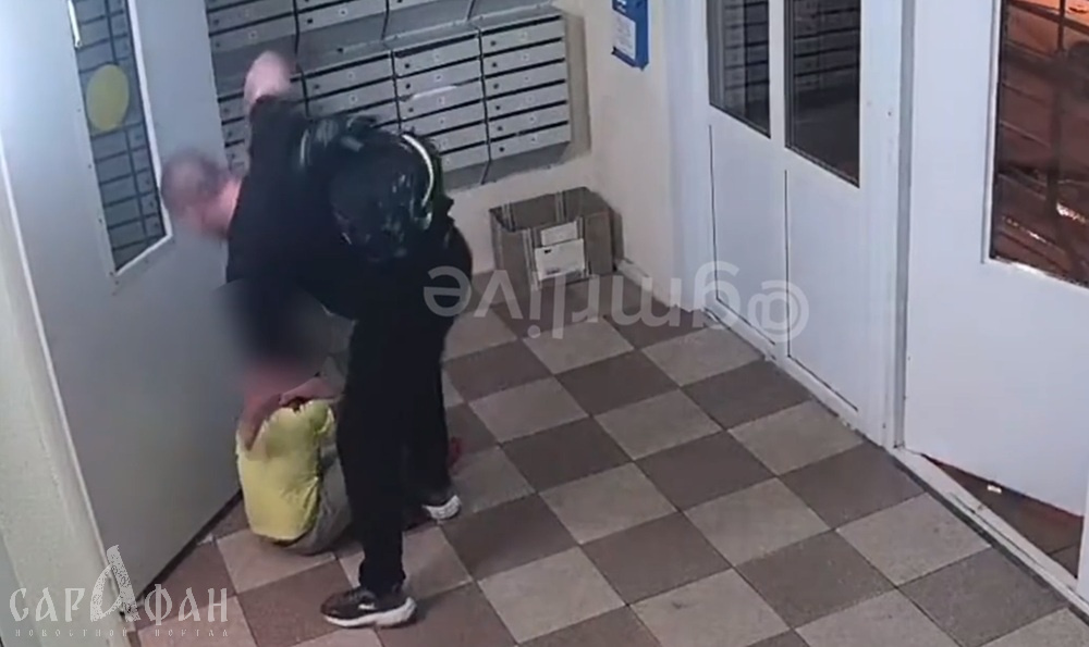 Схватил за шкирку и со всей дури швырнул как тряпичную куклу: крепкий мужчина уволок малыша в подъезд краснодарской многоэтажки у всех на виду