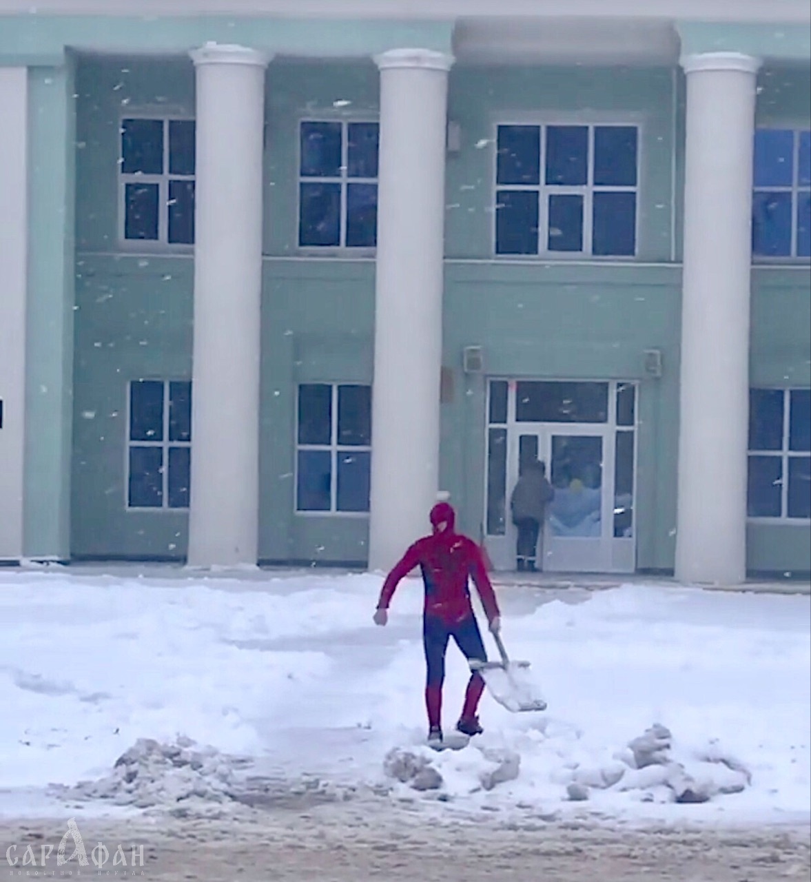 Человек-паук спасал от снега жителей Тимашевска