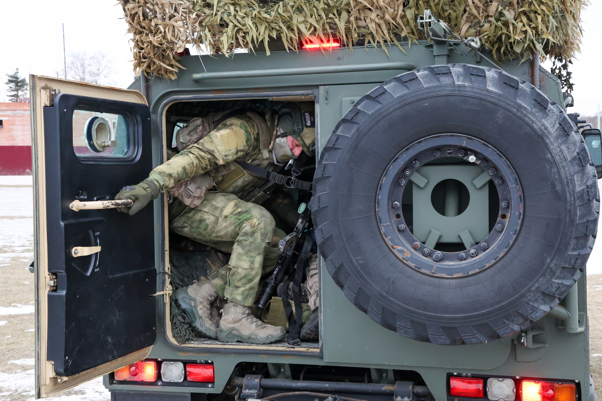 Украинские военные днями напролет искали спрятанную 10-летнюю девочку в укрытии, а когда семья решилась на эвакуацию, убили на их глазах соседей 