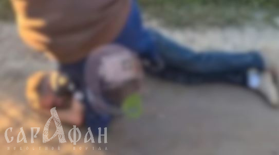 «Не добивай, у него кровь идет»: один за другим подростки не оставляли шансов беспомощному старику, сваливая его с ног мощными ударами