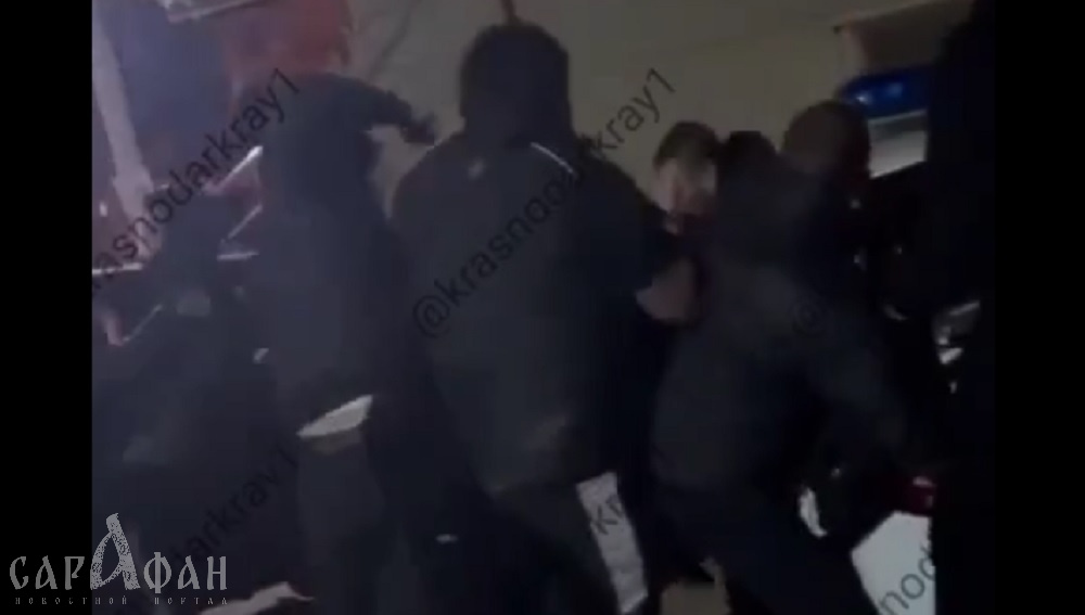 На камеру попал отрывок массовой драки с участием полицейских в Краснодаре