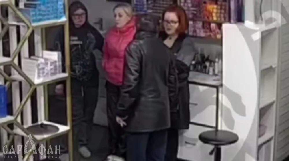 «Россия теперь наша!»: в Питере мужчина после отказа угрожал надругаться над сотрудницами салона и начал кидаться кирпичами
