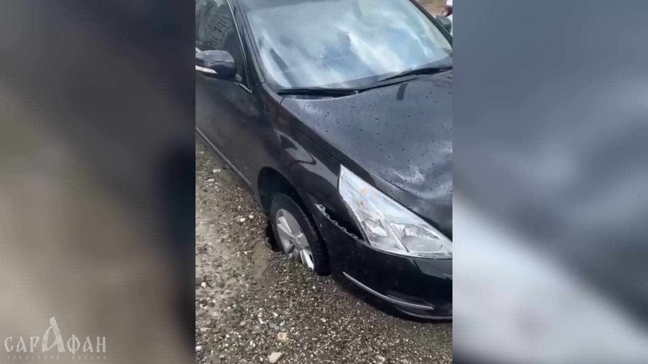 «Засыпали грунтом, но не утрамбовали»: автомобиль с женщиной провалился под землю в Новороссийске