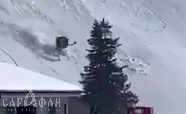 Оторвался трос, покатилась кубарем со снежной горы: сотни человек час висели на смертельной канатке, пока медики пытались откачать погибшую пенсионерку