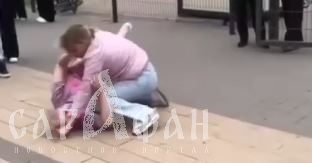 Схватила за волосы и продолжила бить уже на земле: разгневанные мамы устроили кулачный бой прямо перед школой, пока их дети мутузили друг друга по соседству