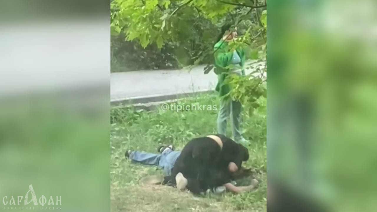 Одна – била, другая – наблюдала: дама пыталась задушить уже лежачую жертву, пока ее знакомая устроила перекур