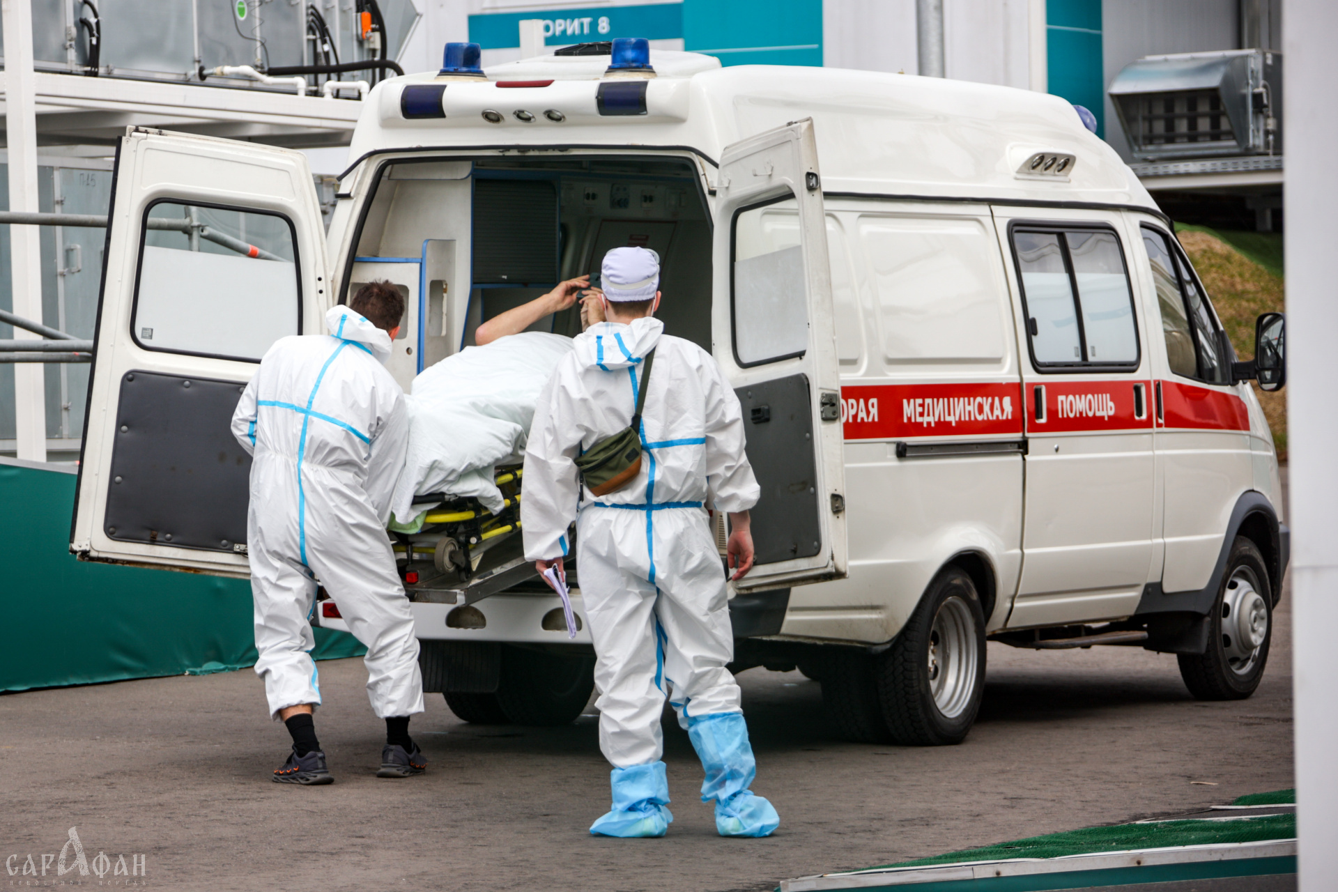 Тисками сдавливало в подвесном кресле: парни стали жертвами кровожадного аттракциона в парке отдыха и прямиком отправились в руки медиков 