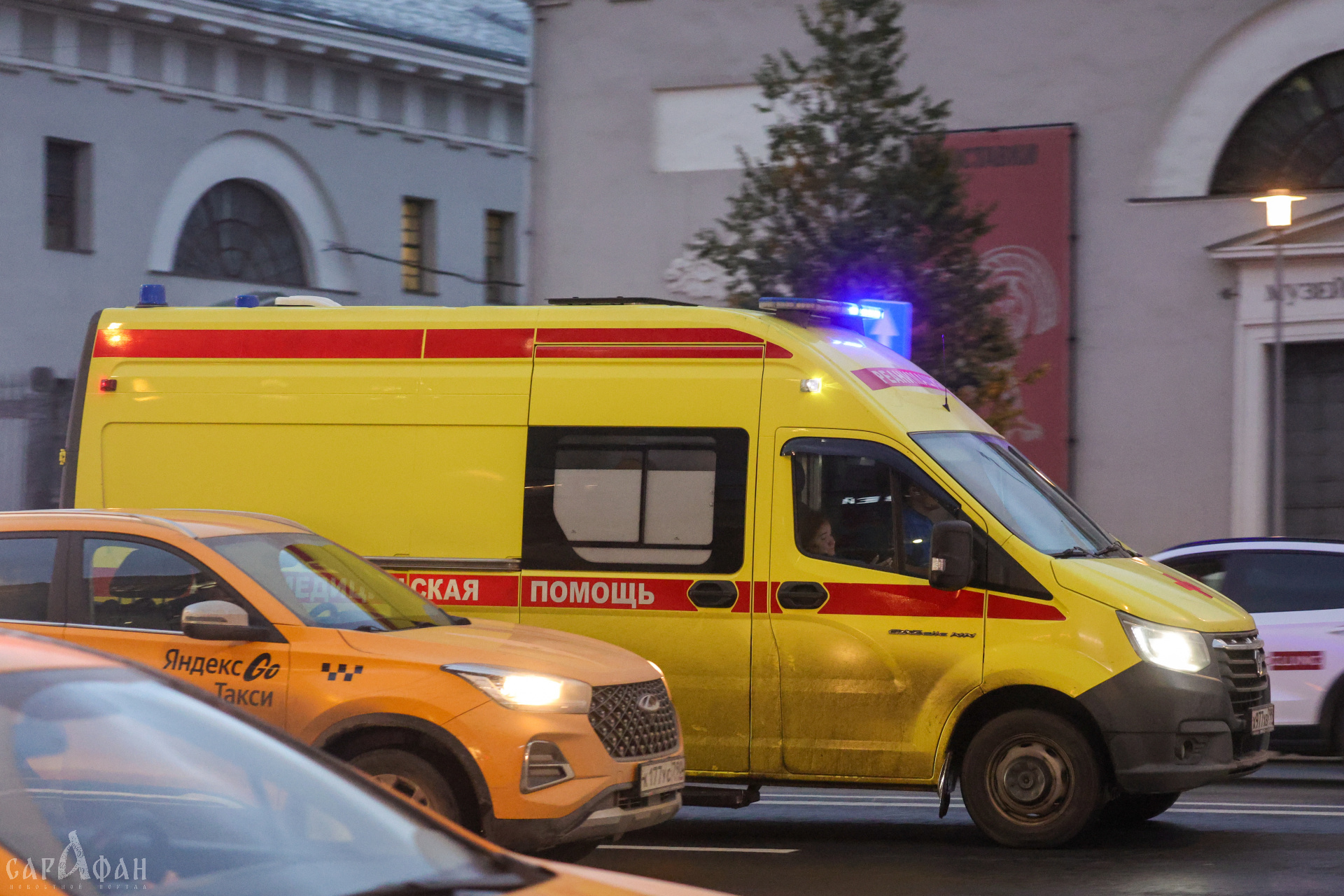 Один бросок – четыре жертвы: легкой рукой мужчина швырнул в толпу разлетевшийся на части снаряд и скрылся с глаз долой