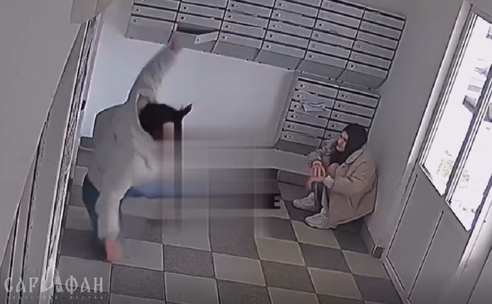 Торчат в подъезде и ходят под себя: жильцы многоэтажки в Краснодаре жалуются, что их дом превратили в наркопритон