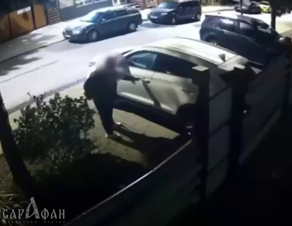 «У твоего дома крутятся подозрительные личности»: обнаглевший вор ворвался в хозяйскую спальню, чтобы поглумиться над беспечным разиней