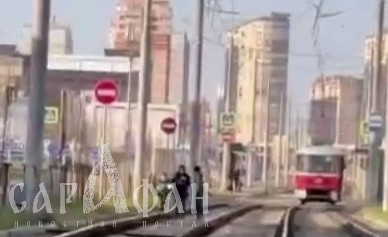 Двое – впереди, а поменьше телепался сзади: трое безбашенных мальчишек пересчитывали шпалы и уверенно шагали навстречу опасности по трамвайным путям в Краснодаре
