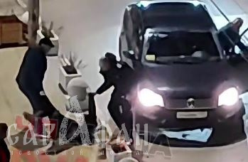 Пытался противостоять и дергал за штаны: в Анапе неадеквата затащили на обочину, но его необузданность продолжала вылезать наружу
