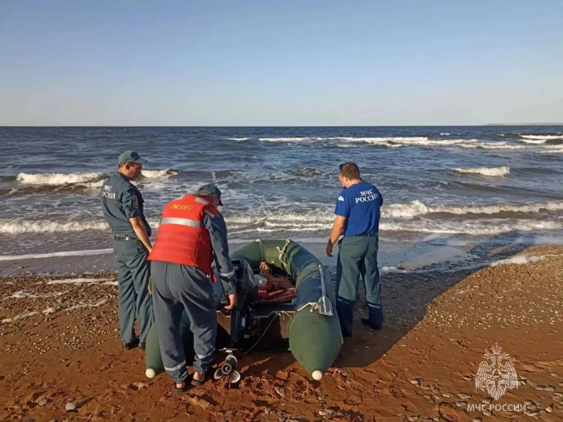 Выжил только один: нарушив все запреты, мужчины зашли в воду, но выйти обратно на сушу удалось не всем