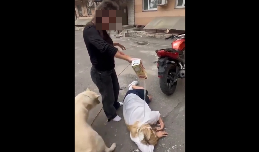 «Ей же плохо, кефир не помешает!»: соседка с циничным апломбом залила  избитую до беспамятства многодетную мать белой жижей на придомовой парковке