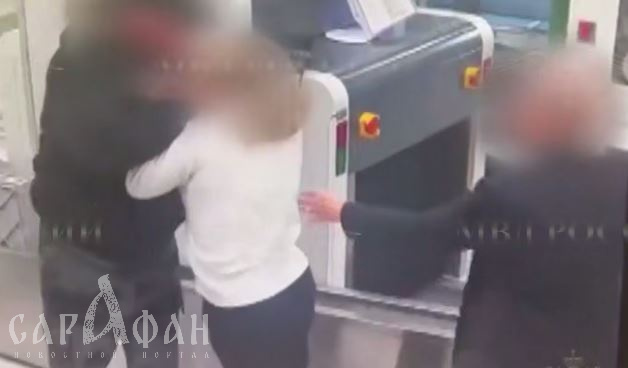 Вцепился в хрупкую женскую шею и швырнул на пол: невменяемого пассажира с перегаром уложили лицом в пол и заковали в наручники в зоне досмотра аэропорта