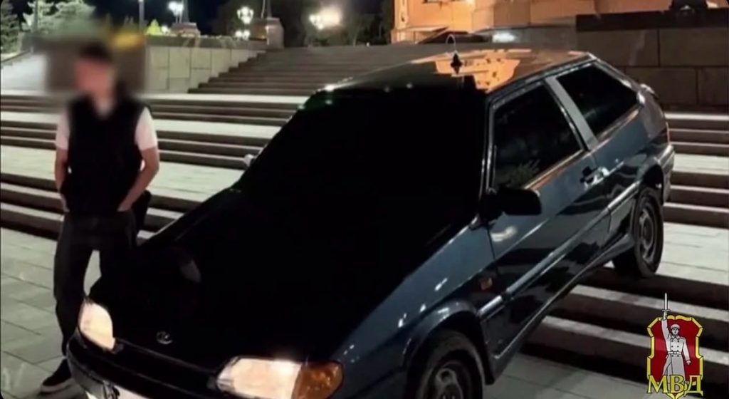 Поставил задом к храму и стал фотографировать: там, где робко ступают прихожане, мужчина увидел лишь фон для своего авто, махнув рукой на святость места 