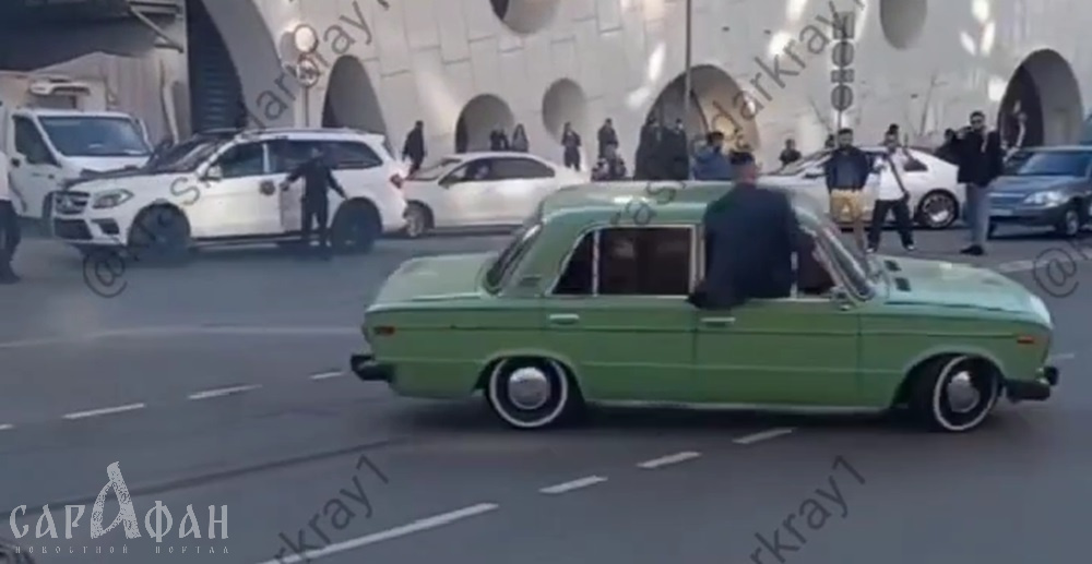 Приезжие устроили дрифт-шоу возле торгового центра в Краснодаре