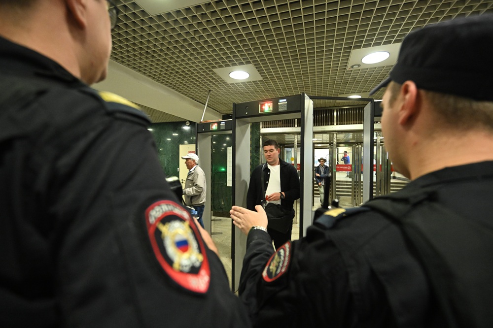 Житель Краснодара встретил полицейских с ножом и разбитой бутылкой