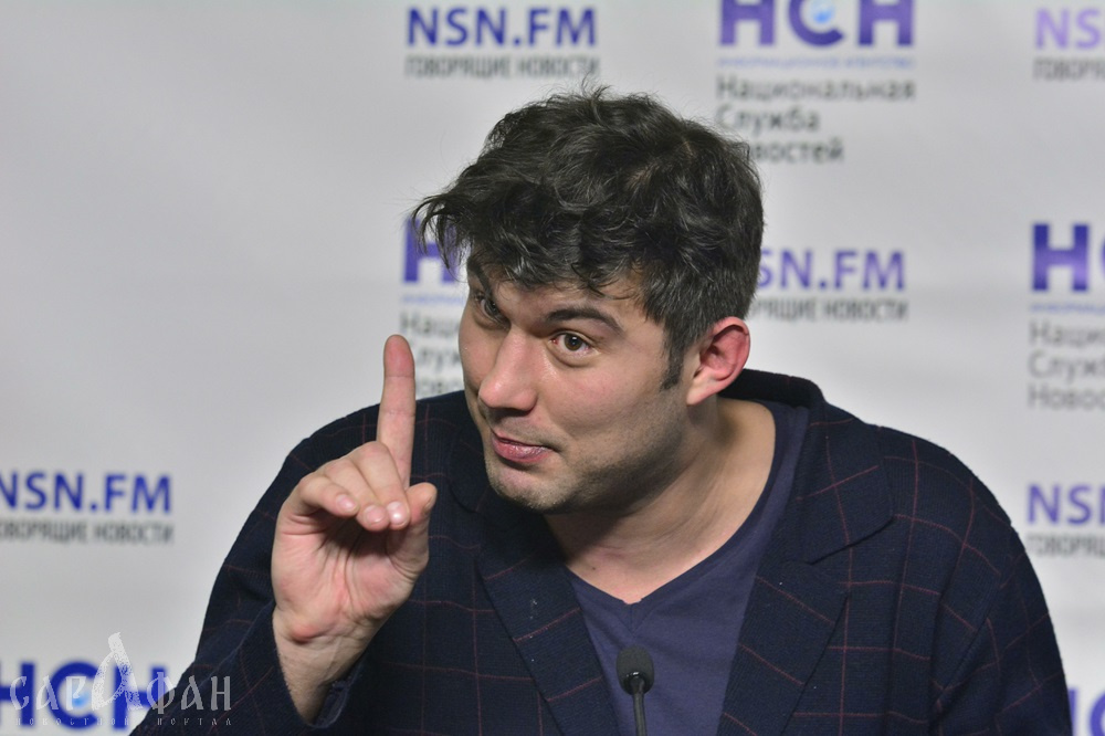Сделал шапочку из фольги: сын Бари Алибасова ответил на упреки об издевательстве над больным отцом