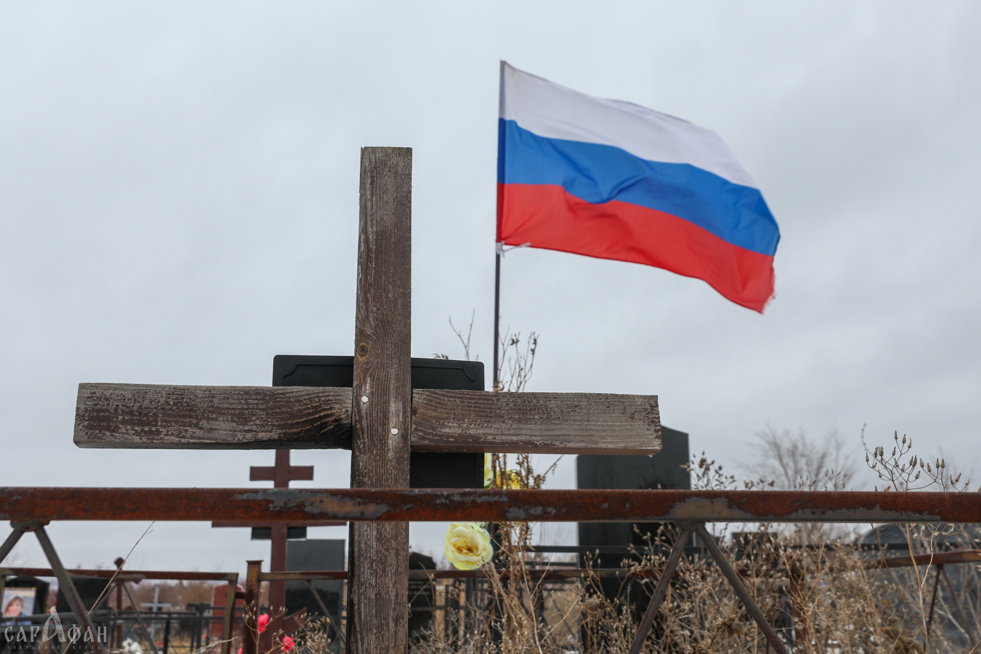 «Пустоголовые пешки в руках преступного киевского режима»: неизвестные осквернили могилы военкора и трех бойцов СВО в Крыму 