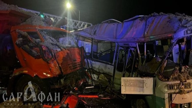 Один человек погиб при столкновении автобуса с грузовиком на Кубани