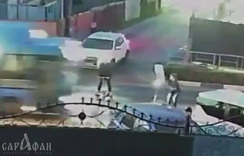 Страшные кадры: автобус на скорости снес 11-летнего самокатчика в Сочи