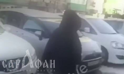 «Лезет и целует ее»: суетной парнишка с телефоном бежал по пятам за взрослым мужчиной и школьницей, которые зажимались в подворотне Краснодара 