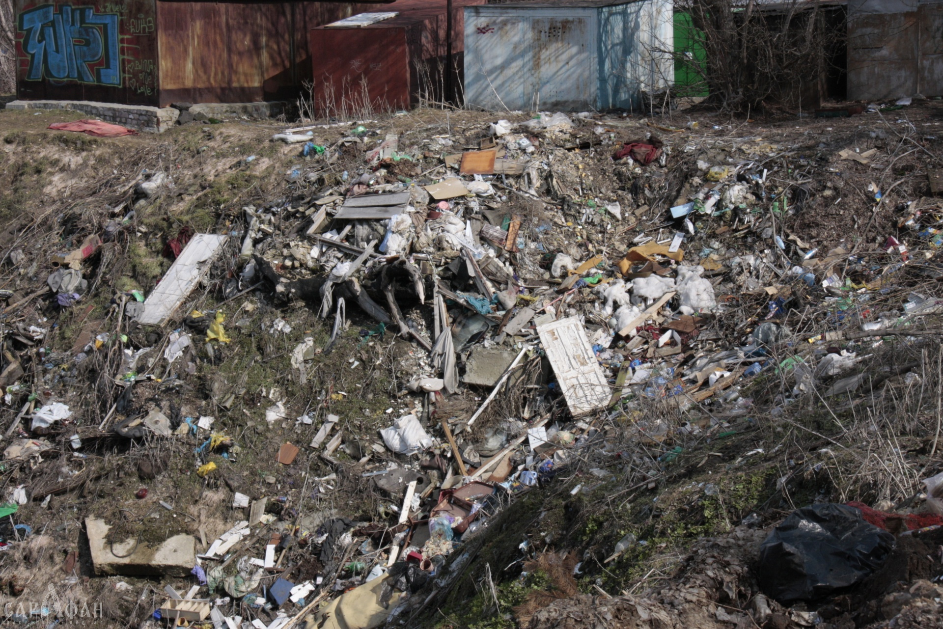 В центре Волгограда горожане обнаружили гигантскую свалку строительного мусора