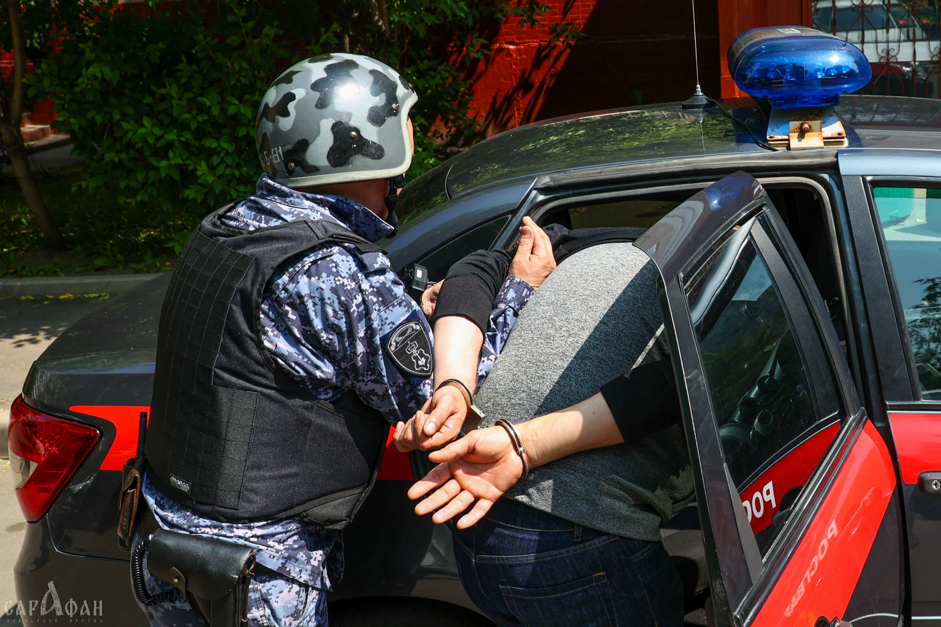 Силой раздвинул защитную шторку: рецидивист заставил пассажиров стать свидетелями его необузданной ярости и сопротивления представителям власти