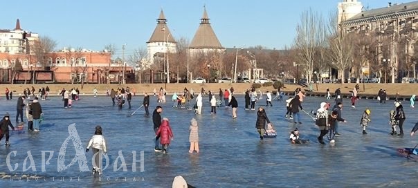 На льду Лебединки в Астрахани веселятся горожане