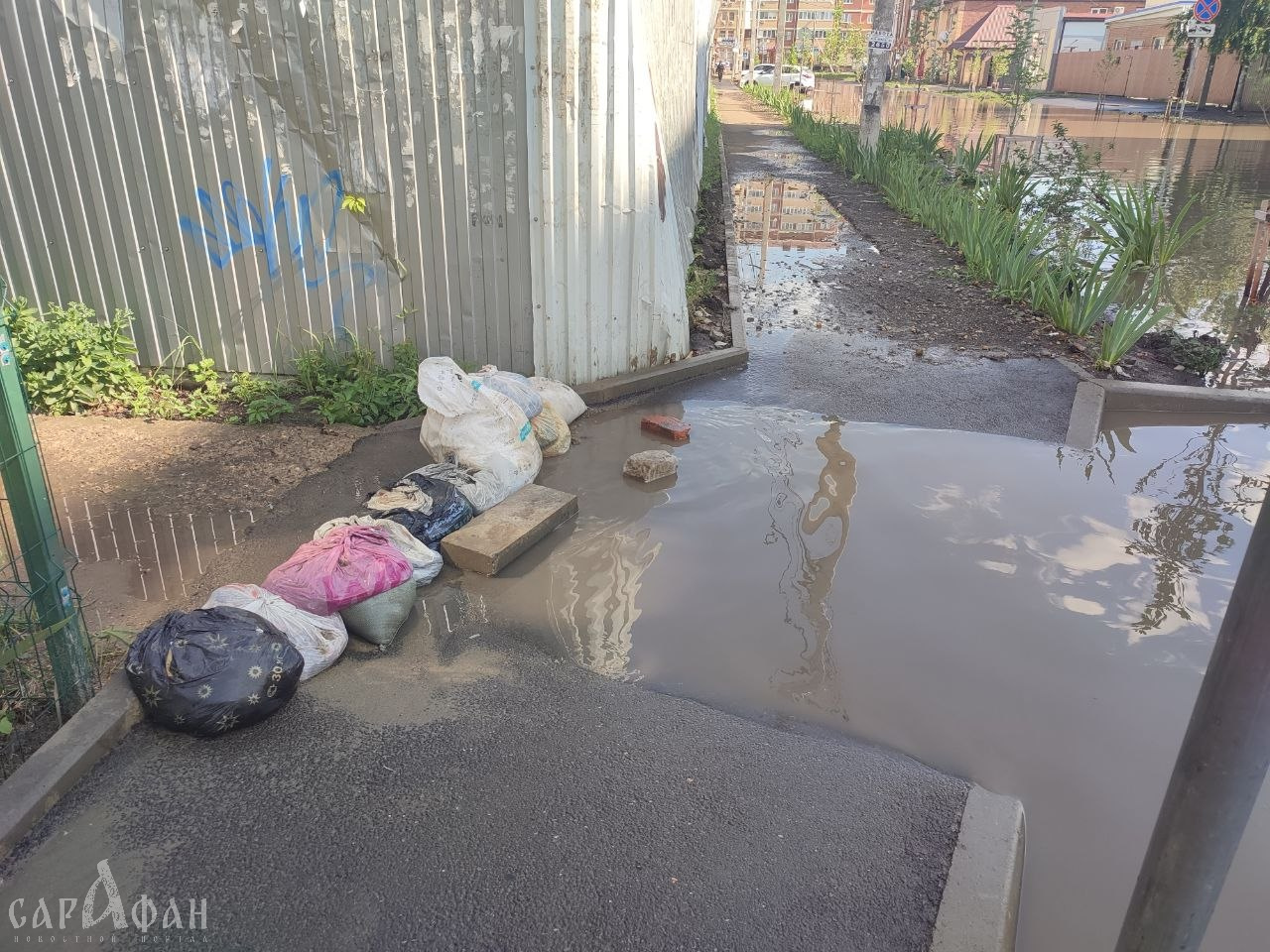 Краснодар тонет в заявках на откачку воды из подтопленных залповыми ливнями домов и улиц