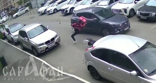 Не смотря по сторонам и на скорости: курьер на самокате вылетел под колеса авто в Краснодаре