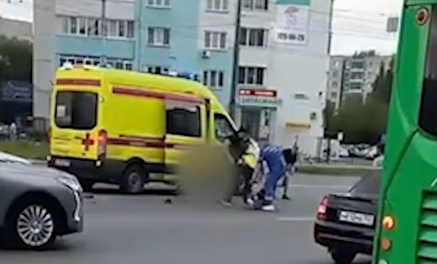«Упал посреди дороги и не шевелился»: бесноватая толпа попыталась затащить в свою кулачную мясорубку врача скорой помощи 