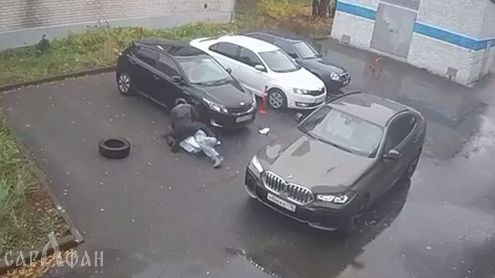 Нещадно кромсал шею и грудь: неизвестный в черном подкараулил женщину с ребенком и набросился на жертву исподтишка, оставив ее истекать кровью