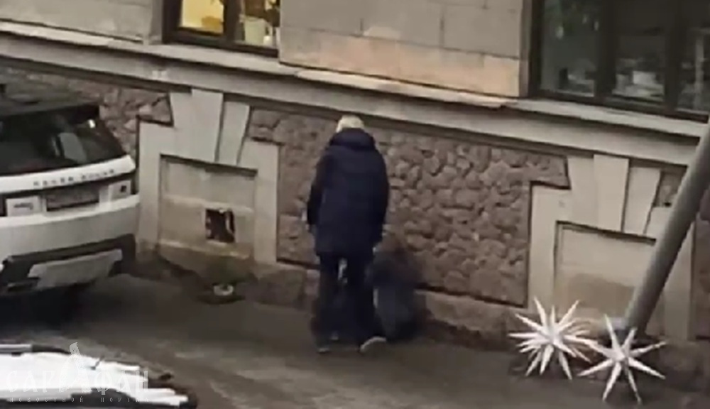 Схватила за грудки и припечатала к стене: учительница младших классов бесцеремонно таскала школьника по асфальту, не стесняясь коллег и других детей