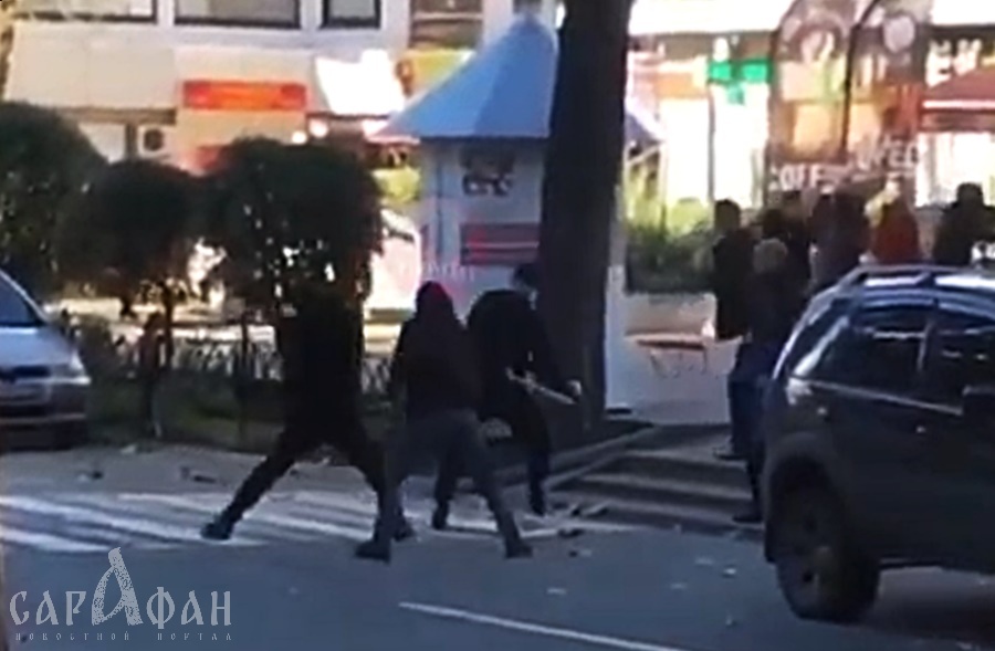 Массовая драка на улице в Сочи попала на видео