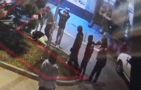 «Находится в очень тяжелом состоянии»: в Краснодаре толпа изуверов втаптывала в землю еле ползающего в ногах парня, пока все вокруг закрывали глаза на зверство 