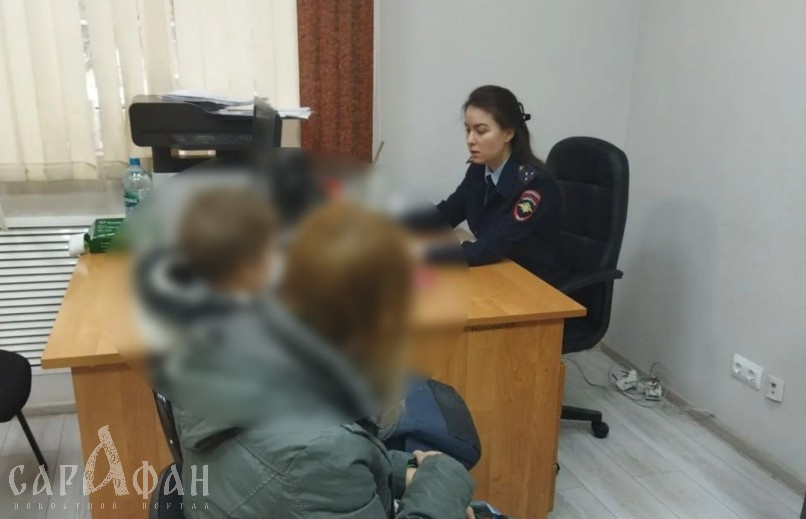 «В угол на горох на всю ночь!»: скрывая свои лица, юные наглецы пытались скрыться от камеры после недетских шалостей в Анапе
