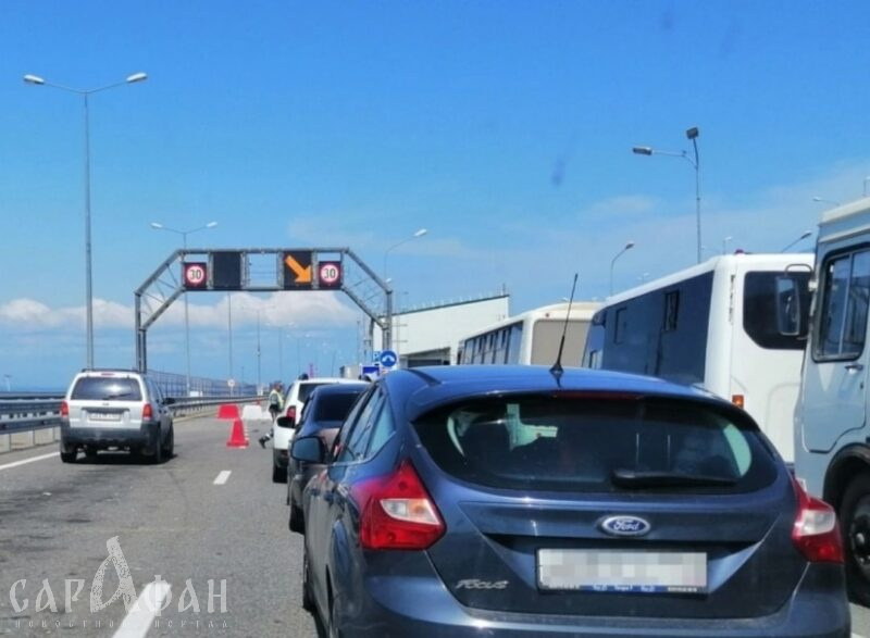 На Крымском мосту образовалась четырехкилометровая пробка из-за дождя