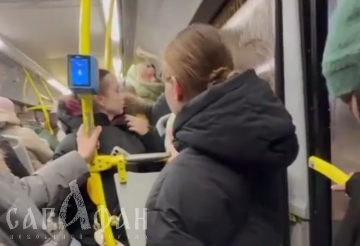 «Что он делает? Он мне куртку рвет»: нецензурная брань из уст беременной женщины разлеталась по всему автобусу, пока она ожесточенно лупила пожилого мужчину 