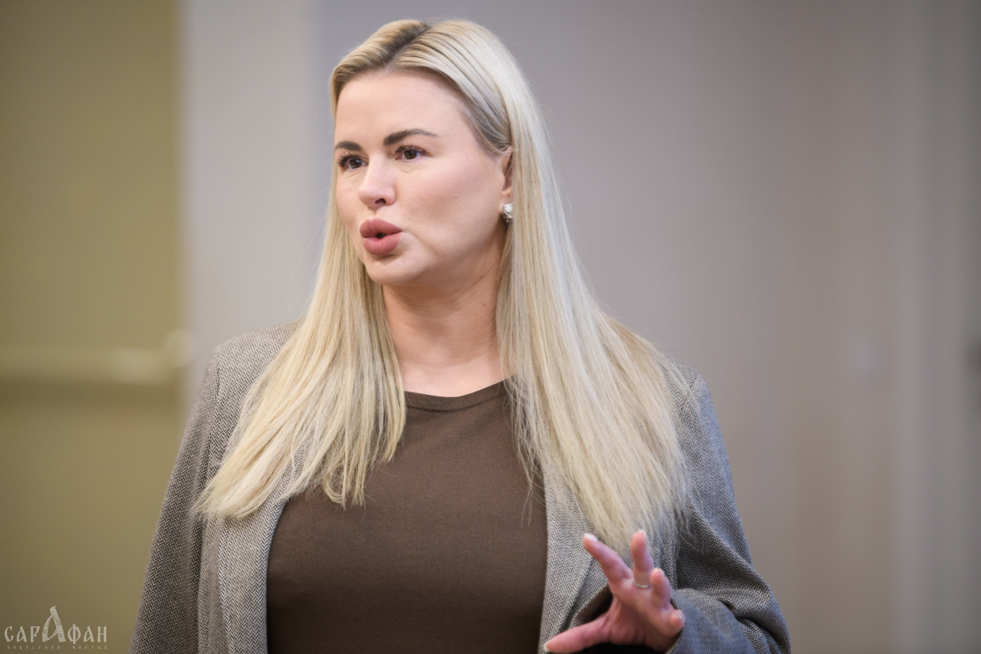 «Она у меня вообще маньяк»: откровенность секс-символа российского шоу-бизнеса Анны Семенович о слабостях родной матери перед кубанскими гостинцами   