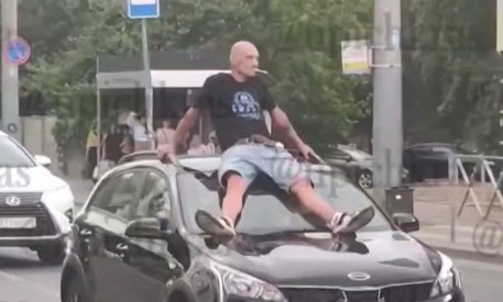 Она была внутри, а муж – снаружи и сверху: в Краснодаре автоледи пыталась необычным способом избежать скандала 